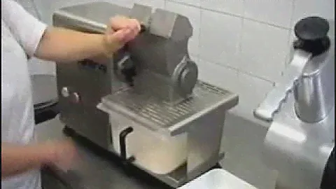 Терка для сыра в работе