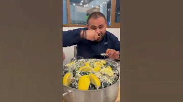 Как правильно есть мидии | Володя Сариев 💪